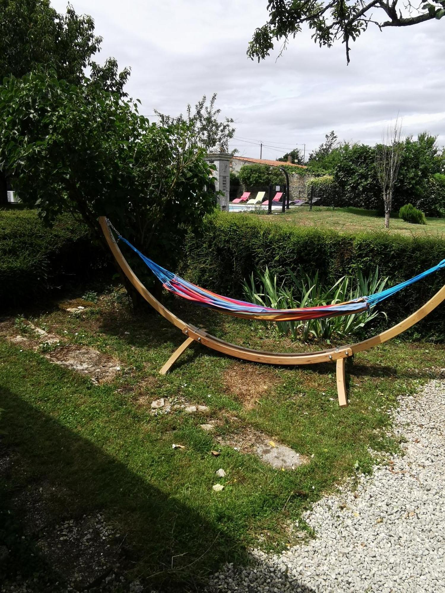 L'Enclos Bleu, Gite - Marais Poitevin Avec Piscine Chauffee Chaille-Les-Marais Exterior photo